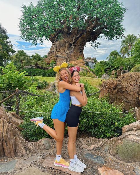 Disneyworld Pictures, Greta Wilson, Disney Poses, Disney Picture Ideas, Disney Fits, Disney Best Friends, Disney Adult, Cute Disney Outfits, Disney Photo Ideas