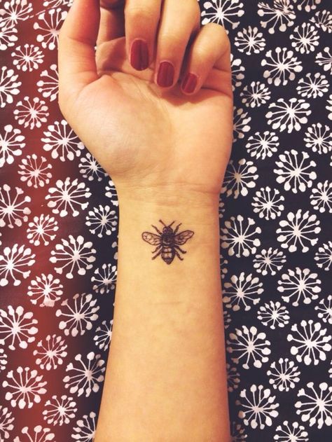 Bee. Bee Tattoo Meaning, Small Bee Tattoo, Insect Tattoo, Tattoo Trend, Small Tattoos With Meaning, Inspiration Tattoos, Cute Small Tattoos, Bee Tattoo, Tattoo Feminina