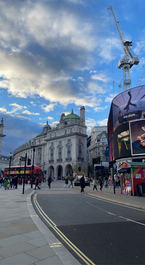 Aesthetic London Pictures, London Vibes Aesthetic, United Kingdom Aesthetic, London Picadilly, London Pics, Piccadilly Circus London, London Castles, London Wallpaper, London Girl