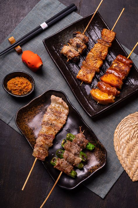 Yakitori Photography, Izakaya Aesthetic, Ramen Photoshoot, Bbq Plating, Japanese Plating, Yakitori Bar, Izakaya Food, Japanese Appetizer, Japanese Yakitori