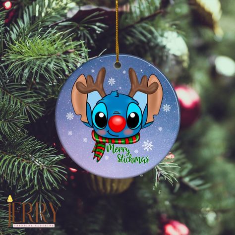 Stitch Christmas Ornaments Diy, Stitch Ornaments Diy, Disney Xmas, Disney Characters Christmas, Wood Paintings, Disney Christmas Ornaments, Circle Ornament, Disney Ornaments, Merry Christmas Decoration