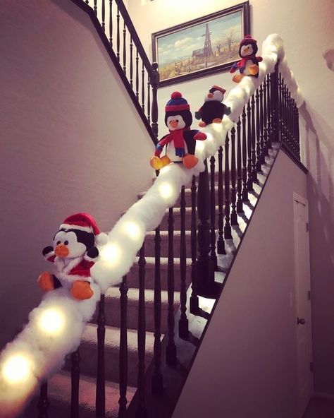 Christmas Banister, Ideas Decoracion Navidad, Christmas Stairs Decorations, Christmas Stairs, Christmas Staircase, Christmas Decorations For Kids, Fun Christmas Decorations, Easy Christmas Decorations, Christmas Decorations Diy Outdoor