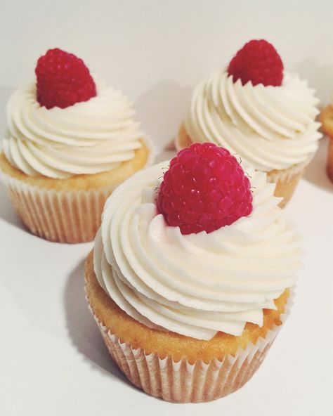 Cupcakes With White Cake Mix Boxes, White Chocolate Cupcakes Box Cake Mixes, Cupcakes Using Box Mixes, White Chocolate Raspberry Cupcakes, Raspberry Filled Cupcakes, Raspberry Cupcake Recipes, Cake Mix Cupcakes, Chocolate Raspberry Cupcakes, Raspberry Cupcakes