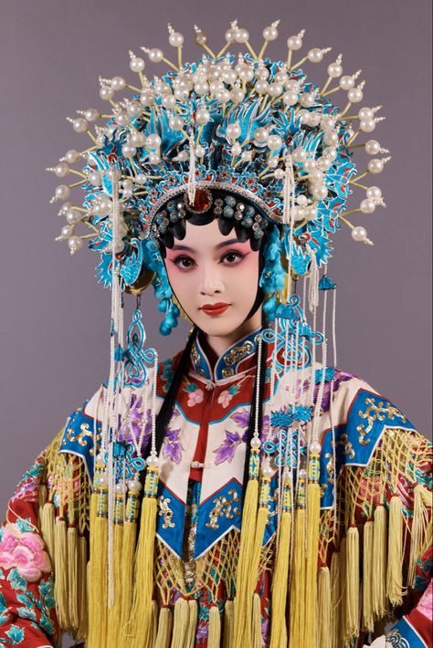 Chinese Opera Costume, Opera Outfits, Fantasy Ocs, Peking Opera, Chinese Clothes, Chinese Opera, Haikou, Custom Ideas, Modern Fantasy