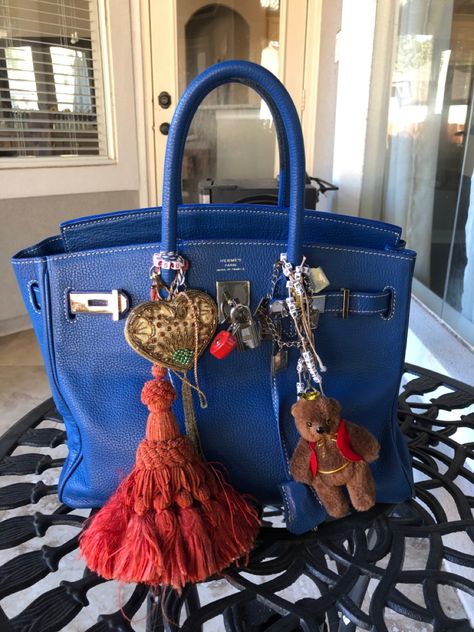 Bag Charm Ideas, Bag Charms Aesthetic, Jane Birkin Bag, Bag Charms Diy, Style Jane Birkin, Bag Charm Crochet, Bag With Charms, Charms Aesthetic, Diy Bag Charm