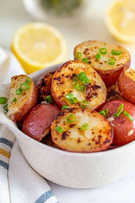 Easy Red Potato Recipes, Braised Potatoes, Red Potatoes Recipe, Cooking Red Potatoes, Red Potato Recipes, Red Potato Salad, Small Red Potatoes, Baby Red Potatoes, Side Dish Recipes Easy