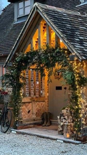 Rustic Cottage Interiors, Dried Decor, Poppy Heads, Lovely Sunday, Dream Life House, Winter Cottage, Cottage Exterior, Cottage Interior, Cottage Christmas