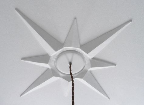 credit: The Vintage Cabin [http://www.thevintagecabin.com/2011/02/diy-starburst-ceiling-medallion.html] Modern Ceiling Medallions, Ceiling Medallions Diy, Origami Lamps, Down Ceiling, Mid Century Ceiling, Dining Room Updates, Diy Ceiling, Vintage Cabin, Sunburst Mirror