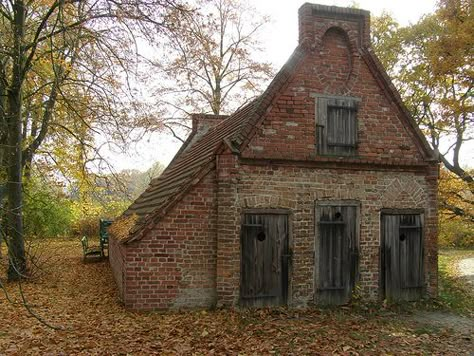 Antique Homes, Deserted Places, Old Abandoned Buildings, Old Abandoned Houses, Spooky Places, Cottage Cabin, Old Cottage, Abandoned Mansions, Hauntingly Beautiful