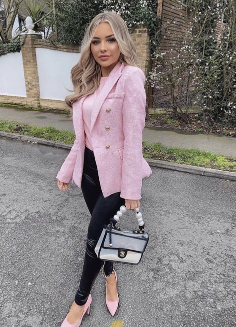 Pink Tweed Blazer, Tweed Outfit, Blazer Outfits Casual, Blazer Outfits For Women, Outfit Cute, Pink Tweed, Stylish Work Attire, Classy Work Outfits, Blazer With Jeans