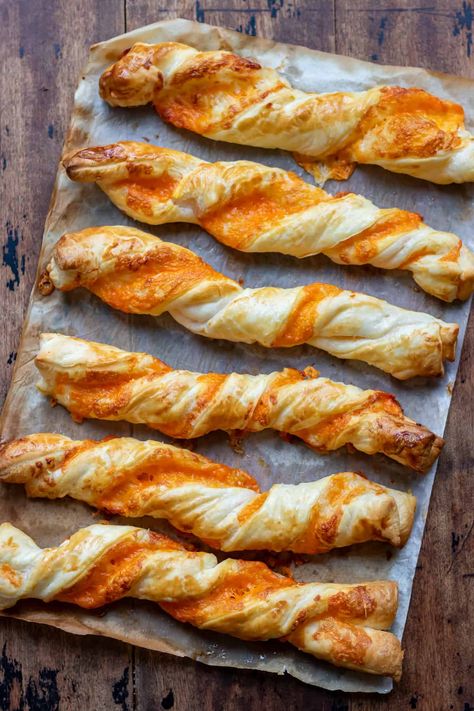 Garlic Cheese Twists Recipes Using Puff Pastry, Cheese Twists, Cheese Baked, Cheese Straws, Herb Cheese, Garlic Cheese, Baked Cheese, Cheese Lover, Breadsticks