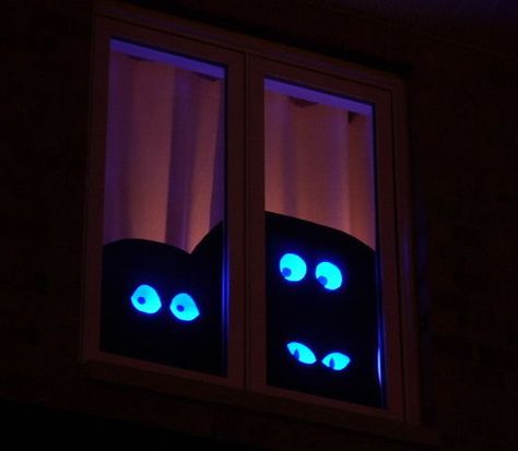 Creepy light up eyes that FOLLOW trick-or-treaters as they walk by a house. So cool - never knew how they did it! UNTIL NOW. Halloween Window Decor, Halloween Window Display, Diy Halloween Home Decor, Monster Christmas, Mansion Party, Cheap Halloween Diy, Halloween Window Decorations, Spooky Eyes, Casa Halloween