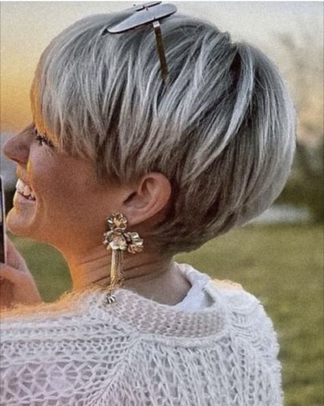 Long Pixie With Bangs, Messy Pixie Bob, Silver Hair Short, Short Stacked Hair, Wedge Haircut, Κούρεμα Bob, Pixie Bob Hairstyles, Pixie Crop, Funky Short Hair