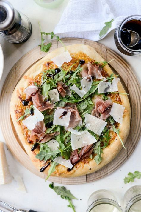 Fig Jam Prosciutto Pizza with Parmesan and Arugula - Simply Scratch Prosciutto Pizza Recipes, Gorgonzola Pizza, Neapolitanische Pizza, Prosciutto Pizza, Homemade Pizza Crust, Italian Pizza Recipe, Pizza Bianca, Best Homemade Pizza, Artisan Pizza