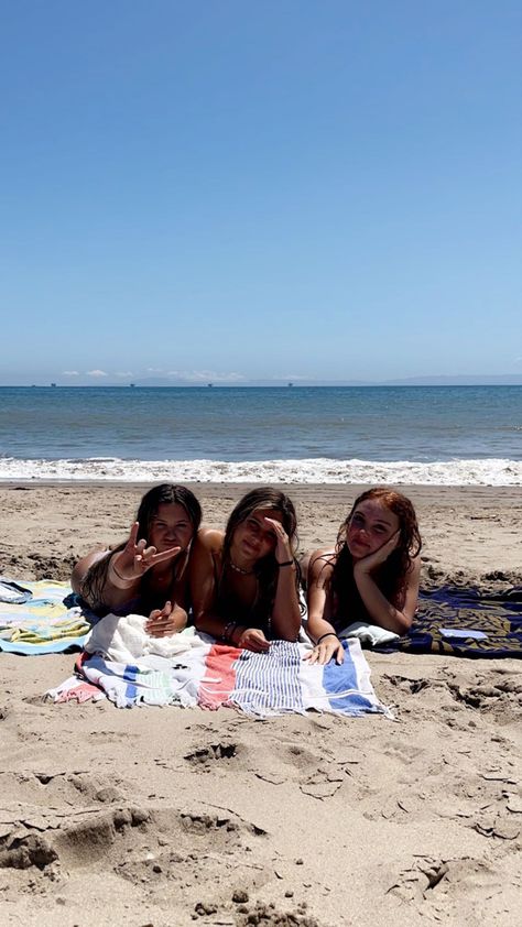 brown, orange, gray, and blue tones in a photo of three girls laying out on a beach Trio Friends Beach, Summer Beach With Friends Aesthetic, Beach Pictures Three Friends, Girls Trio Aesthetics, Beach Pic Friends, Trio Pictures Beach, Trio Friends Vacation, Trio Summer Outfits, Aesthetic Girl Trios