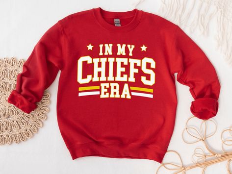 Taylor Swift Super Bowl Party 2024: Decorations, Merch, & Food – StyleCaster Taylor Swift Super Bowl Shirt, Super Bowl Party Outfit, Superbowl Party Outfit, Taylor Boyfriend, Boyfriend Sweater, Kc Chiefs, Superbowl Party, Football Shirt, Tee Design