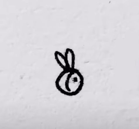 Easy Little Drawings, Cute Easy Doodles Simple, Tiny Bee Tattoo, Mini Drawings Sketches, Cute Tiny Drawings, Tiny Doodles, Mini Doodles, Small Doodle, Dibujo Simple