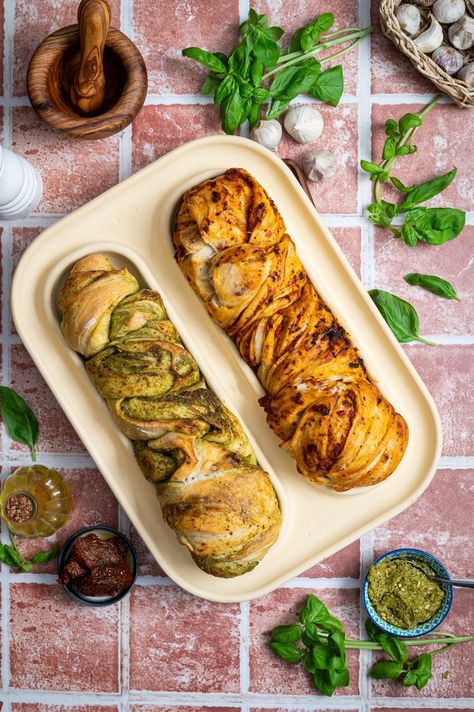 Entdecken Sie das ultimative Geschmackserlebnis mit unserer einzigartigen Kombination aus rustikalem Wurzelbrot und köstlichem Pesto. Diese himmlische Fusion von herzhaftem Brot und aromatischem Pesto verwöhnt nicht nur Ihren Gaumen, sondern hebt Ihren Genuss auf eine neue Ebene. Pesto, Baguette