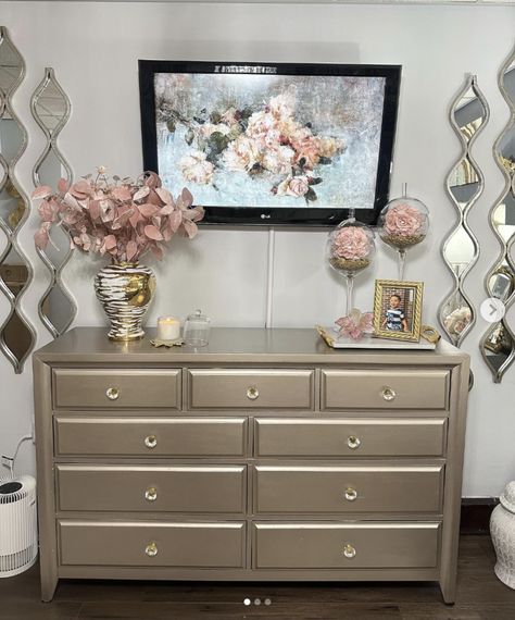 35 Beautiful Dresser Decor Ideas You Should Try Dressor Decor, How To Decorate Dresser Top, Decorate Dresser Top, How To Decorate Dresser, White Dresser Decor, Dresser Decor Ideas, Beige Dressers, Dresser Top Decor, Dresser Decor Bedroom