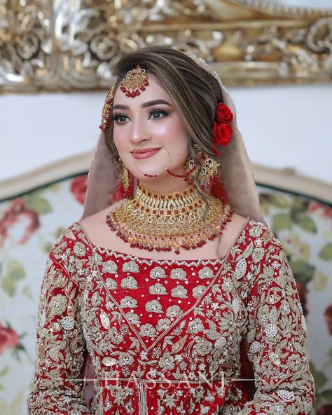 Barat Hairstyles For Bride, Barat Bridal Hairstyle, Hair Styles Pakistani, Bridal Hair Styles Pakistani Barat, Walima Makeup, Long Frocks Designs, Hairstyle Bride, Pakistani Bridal Dress, Bridal Photography Poses