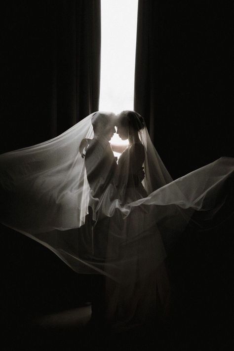 Romantic and dark wedding photo Wedding Photo Editorial, Veil Wedding Pictures, Veil Photoshoot, Aesthetic Wedding Photography, Vintage Bride And Groom, Editorial Wedding Photos, Intimate Wedding Photos, Wedding Fotos, Wedding Portrait Poses