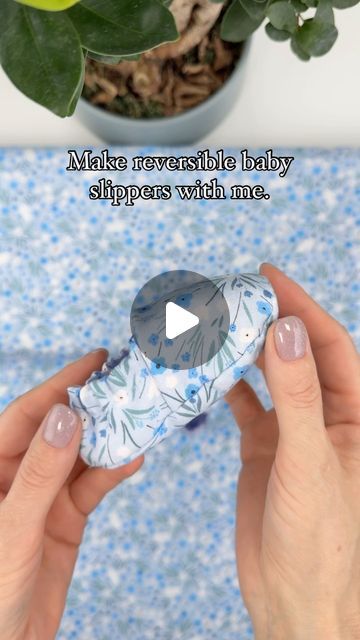 VASENIA on Instagram: "Watch as I create adorable reversible baby slippers from start to finish. Follow along to see each step in detail and make your own at home! Don’t forget to check the link for the pattern. #ReversibleSlippers #BabySlippers #DIY #HandmadeWithLove" Baby Shoes Diy Pattern Tutorials, Baby Shoes Diy Pattern, Sewing Slippers, Baby Shoes Tutorial, Handmade Baby Shoes, Baby Shoes Diy, Diy Slippers, Diy Step By Step, Cute Sewing Projects