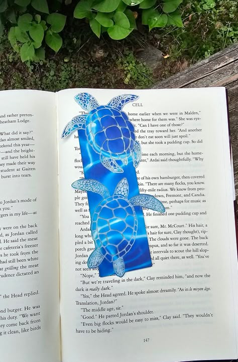 *Acrylic patterns can vary! No two are alike! Save your place in your favorite book with this engraved acrylic Sea Turtle! Turtle Bookmark, Wood Bookmark, Dibujos Toy Story, Engraved Acrylic, Coastal Artwork, Creative Bookmarks, Bookmark Craft, Space Painting, Watercolor Bookmarks