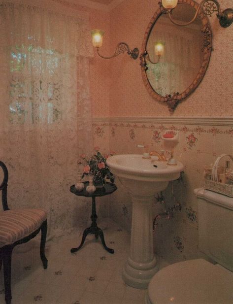 Vintage Bathroom Aesthetic Victorian, Vintage Toilet Room, Vintage Coquette Bathroom, Princess Bathroom Aesthetic, Pink Vintage Interior, Pink French Bathroom, Pink Victorian Decor, Pink Victorian Bathroom, Victorian Inspired Bathroom