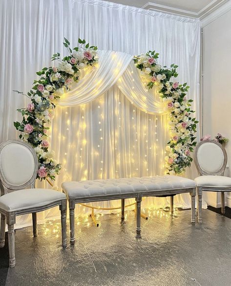 Engagement Decorations At Hall, Home Nikkah Setup, Gold And White Backdrop Wedding Ideas, White And Green Wedding Backdrop, Nikkah Event Decor, Backdrop Setup Ideas, Nikkah Backdrop At Home, Roka Hairstyles, Nikkah Setup At Home