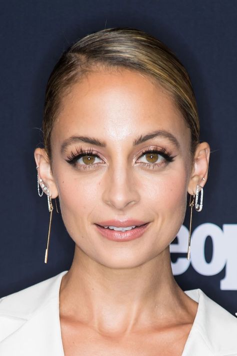 How to Apply Eyeshadow Step by Step - 5 Perfect Eyeshadow Tips Nicole Richie Makeup, Makeup For Protruding Eyes, Eyeliner Round Eyes, Round Eye Makeup, Round Eyes Makeup, Protruding Eye Makeup, Makeup Ideas Step By Step, Makeup For Round Eyes, Eye Shadow Tutorial