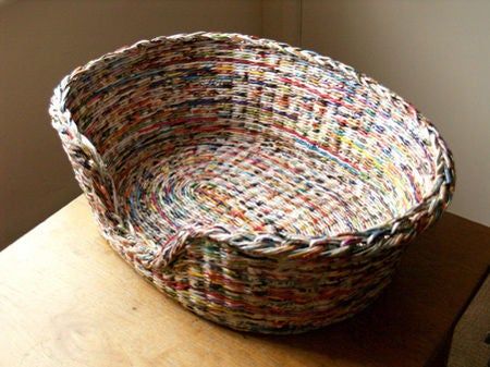 Newspaper Basket Weaving, Recycled Magazine Crafts, Paper Basket Weaving, Recycled Paper Crafts, Diy Newspaper, Basket Weaving Diy, Recycled Magazine, Willow Weaving, Newspaper Basket