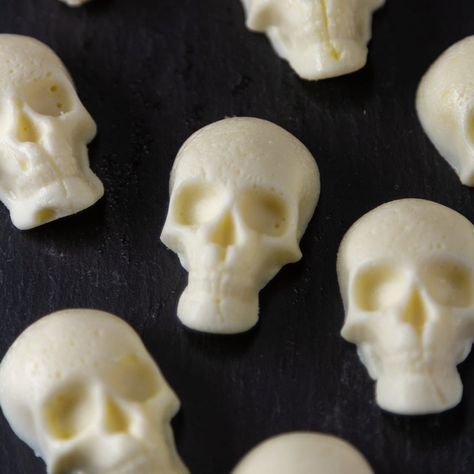 Mozzarella Cheese Skulls, Mozzarella Skulls, Mozzarella Eyeballs, Pumpkin Bread Muffins, Easy Puff Pastry Recipe, Cherry Bread, Slow Cooker Apple Butter, Banana Walnut Bread, Keto Appetizers