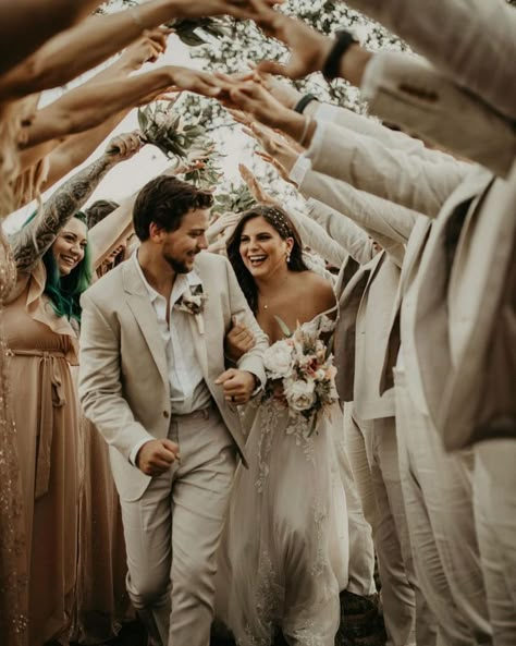 Bridesmaids With Groom Photos, Bride And Wedding Party Pictures, Wedding Photo Inspo Groomsmen, Bride Groom And Bridesmaids, Wedding Venue Photo Ideas, Boho Wedding Picture Ideas, Rustic Wedding Party Photos, Interesting Wedding Photos, Bride And Bridal Party Pictures