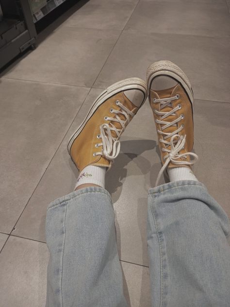 Mustard Converse Outfit, Converse Yellow Outfit, Yellow Converse Aesthetic, Chuck 70 Outfit Woman, Yellow Converse Outfit, Sunflower Converse, Converse Sunflower, Converse Outfit Aesthetic, Chuck 70 Outfit