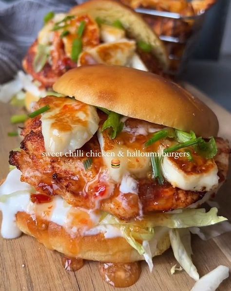 Healthy & Tasty food on Instagram: "1️⃣ or 2️⃣? Which #recipe by @alexskitchenbangers would you try? Find more recipes in the Elite Low Calorie & High Protein Cookbook - Now 50% Off 🎉 Link in bio ‼️ 1️⃣Sweet chilli chicken and sour cream halloumi burgers 🍔 Only 432 calories and nearly 43g protein ‼️ Ingredients (serves 2): 2 x 100g chicken breast Smoked paprika Garlic granules Onion granules 60g reduced sugar sweet chilli sauce 60g halloumi 40ml reduced fat sour cream Shredded lettuce Chives Low Calorie Dinner, Chicken And Halloumi, Protein Burger, Sweet Chilli Chicken, Low Calorie Dinners, High Protein Low Calorie, Vegetarian Sandwich, Chilli Chicken, Sweet Chilli Sauce