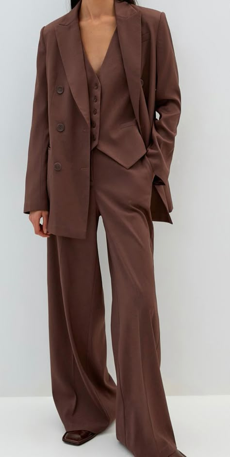 Unisex Suits For Women, Prom Clothes For Tomboys, Suit Wedding Guest Woman, Women In Baggy Suits, Dark Brown Suit Women, Baggy Suits For Women, Outfit Costume Femme, Women Tailored Suit, Formal Brown Outfit