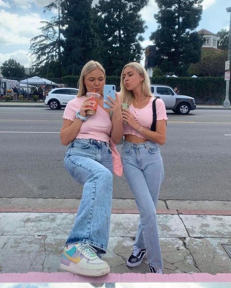 Barbara Kristoffersen, Bff Matching Outfits, Bff Matching, Bestie Outfits, Matching Outfits Best Friend, Best Friend Outfits, Best Friend Photoshoot, Bff Outfits, Best Friend Photos