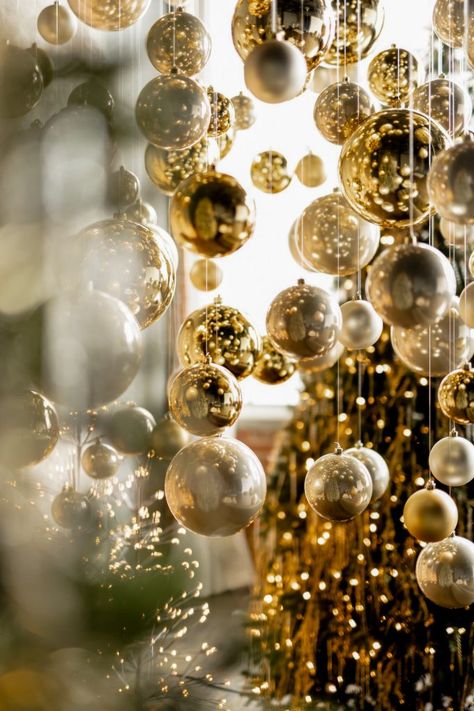 Green And Gold Christmas Decor, Outdoor Decorations Ideas, Green And Gold Christmas, Mint Room, Gold Christmas Decor, Rental Space, Studio Rental, Velvet Christmas, Gold Christmas Decorations