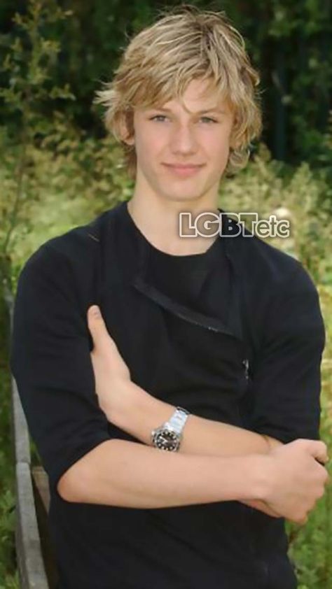 Alex Pettyfer Boys Haircuts Short, Kpop Scrapbook, Baby Come Back, Alex Rider, Surfer Hair, Popular Mens Hairstyles, Alex Pettyfer