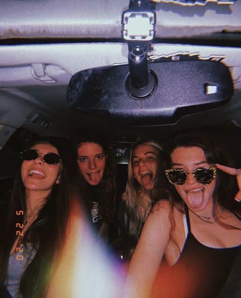 Car Wash Aesthetic With Friends, Aesthetic Car Pics With Friends, Best Friend Car Pictures, Car Photoshoot With Friends, Car Friends Aesthetic, Car Pics With Friends, Friends In A Car, Streetwear Poses Photo Ideas, Photos Bff