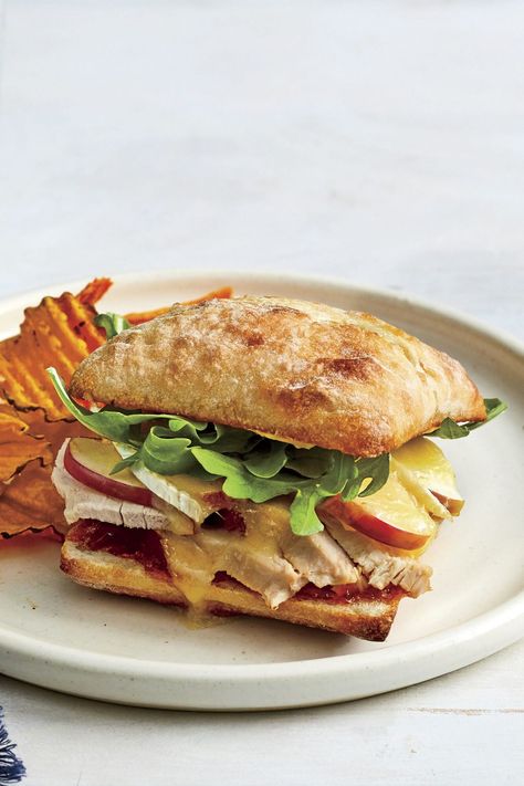 Brie Sandwich Recipes, Dinner Southern, Spice Magic, Apple And Brie, Turkey Apple, Apple Brie, Brie Sandwich, Light Dinners, Thanksgiving Spread