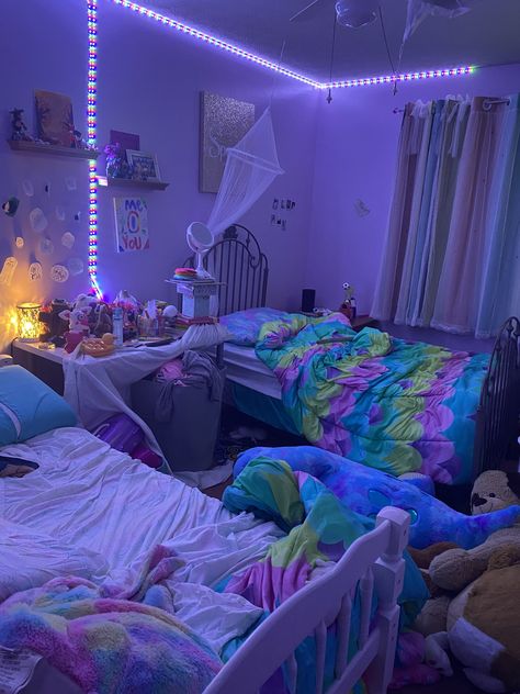 Sharing A Room Ideas Sisters Aesthetic, Room Ideas Aesthetic Sharing A Room, Small Bedroom Ideas For 3 Sisters, Sister Bedroom Ideas Shared Rooms Aesthetic, Aesthetic Room For 2 Sisters, Shared Bedroom Aesthetic, 2 Person Room Ideas, Shared Room Aesthetic, Two People Bedroom Ideas