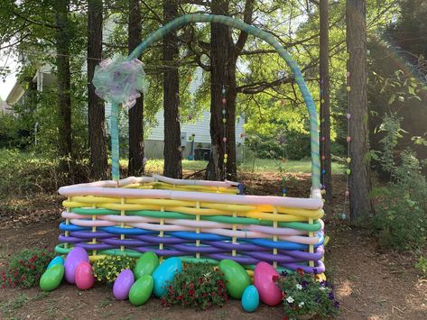 Diy Large Easter Basket, Easter Parade Float Ideas, Giant Easter Eggs Decoration, Giant Easter Basket Diy, Easter Basket Photoshoot, Easter Yard Decorations Diy, Easter Photo Booth Ideas, Diy Easter Backdrop Ideas, Easter Backdrop Ideas