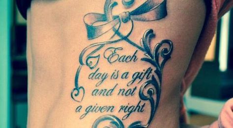 tattoo schrift idee für frauen Girl Side Tattoos, Good Tattoo Quotes, Petit Tattoo, Meaningful Tattoo Quotes, Snakebites, Tattoo Quotes For Women, Text Tattoo, Geniale Tattoos, Women's Tattoo