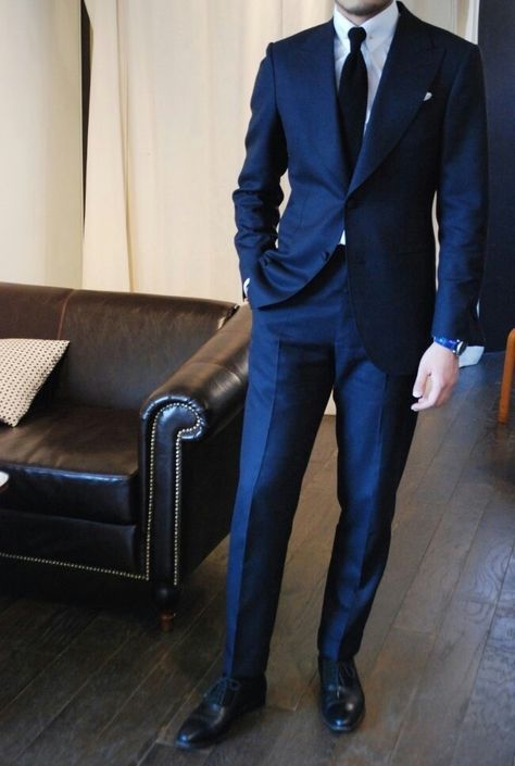 AZUL CON CORBATA Y ZAPATOS NEGROS Terno Slim, Navy Blue Tuxedos, Navy Tuxedos, Style Gentleman, A Man In A Suit, Man In A Suit, Blue Wedding Inspiration, Blue Tuxedos, Navy Blue Wedding