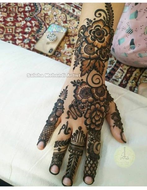 Simple & useful dubai & khafif back hand mehndi designs ideas 2022 Design Mehendi, Hand Mehndi Designs, Back Hand Mehndi, Back Hand Mehndi Designs, Hand Mehndi, Mehendi Design, Designs Ideas, Mehndi Designs, Dubai