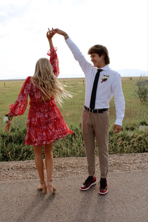 Cute Dance Poses Couple, High School Dance Poses, Couple Dance Pictures Poses, Cute Dance Pictures With Boyfriend, Prom Pics With Boyfriend, Dance Picture Ideas School, School Dance Poses For Pictures, Couple Dance Pictures, Cute Couple Dance Pictures