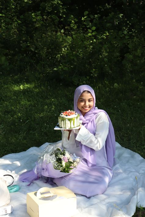 hijabi lavender purple birthday cake picnic holding Hijabi Birthday Photoshoot, Lavender Matcha, Pakistani Kids Dresses, Fashionista Aesthetic, Scarf Aesthetic, Seventeenth Birthday, Birthday Inspo, Muslimah Dress, Birthday Party Outfits