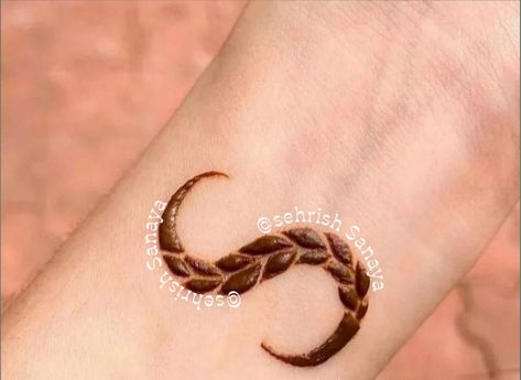 Easy and simple S alphabet mehndi design Dainty Mehndi, Alphabet Mehndi Design, Alphabet Mehndi, Simple Henna Designs Hand, Palm Henna, Beginner Henna, Front Mehndi Design, Mehendi Arts, Legs Mehndi Design