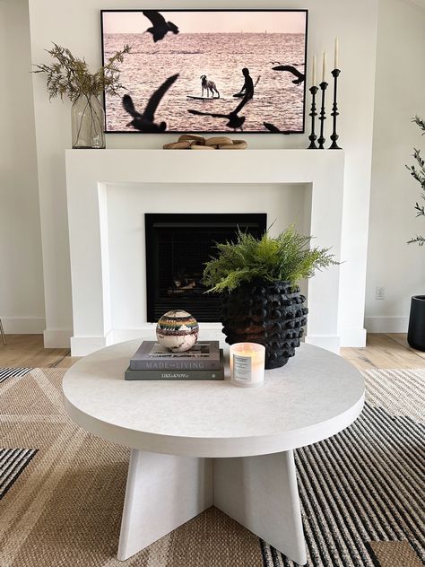 Styling Circle Coffee Table, Round Coffee Table Decor Living Room, Styling Round Coffee Table, How To Style A Round Coffee Table, Circle Coffee Table Decor, Circle Table Decor, Coffee Table Styling Round, Round Coffee Table Decor Ideas, Style A Round Coffee Table